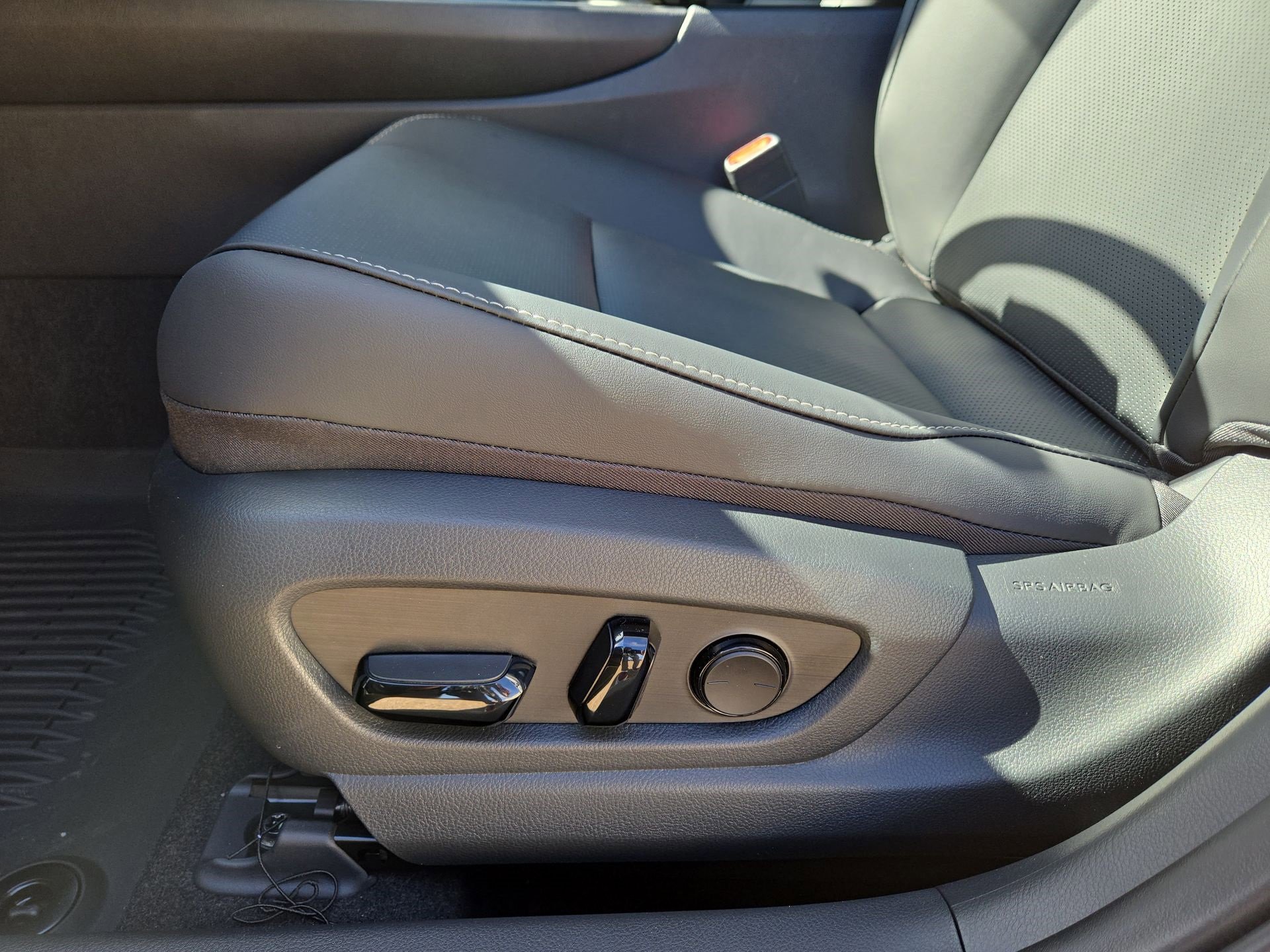 New 2025 Lexus UX 300h FWD image 17