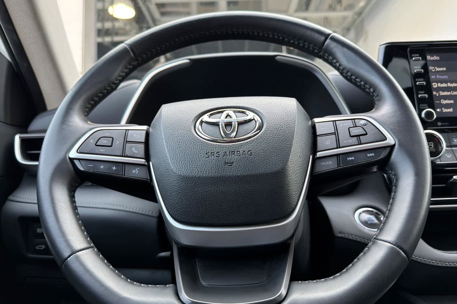 Used 2022 Toyota Highlander XLE AWD/4WD image 27