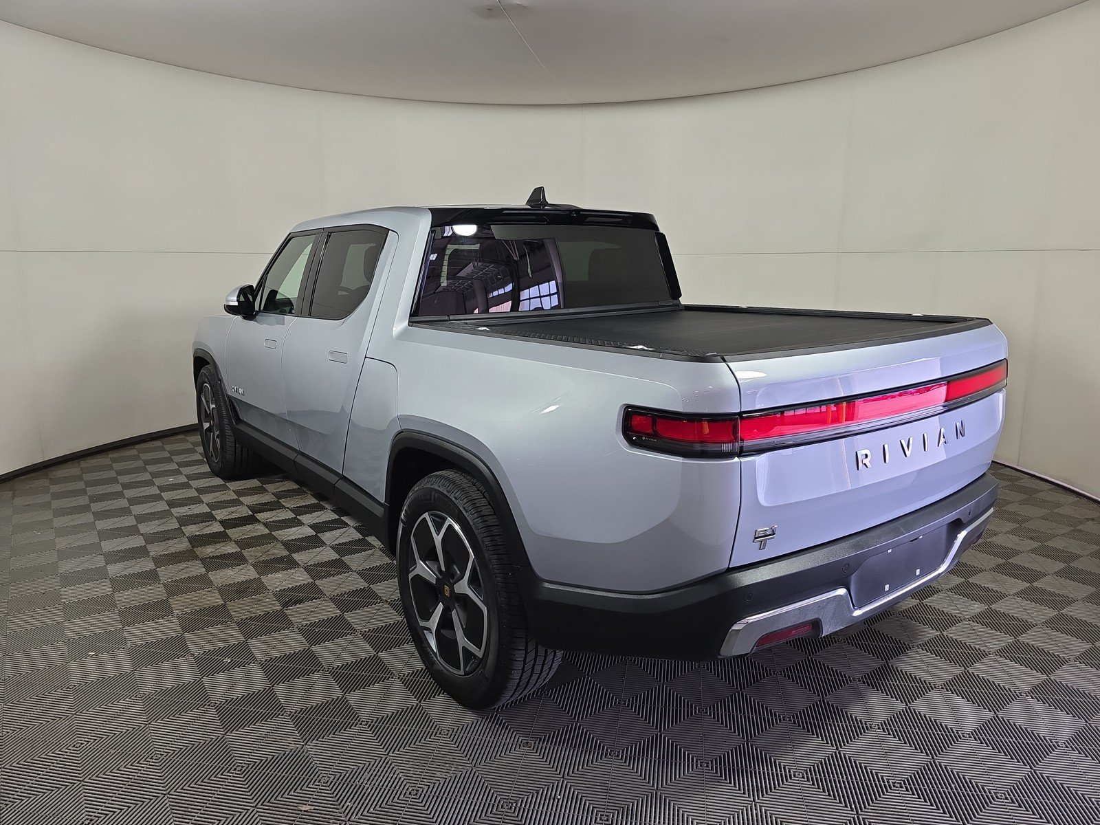 Used 2024 Rivian R1T Adventure AWD/4WD image 3