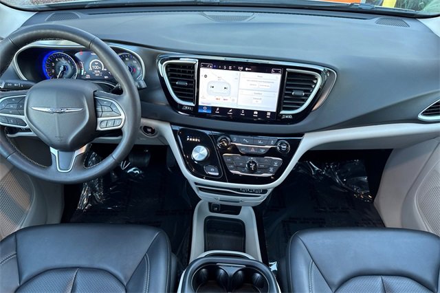 Used 2024 Chrysler Pacifica Touring-L image 16