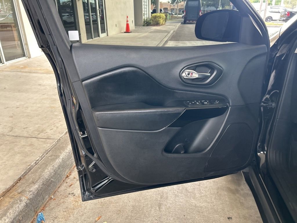 Used 2019 Jeep Cherokee Altitude image 35