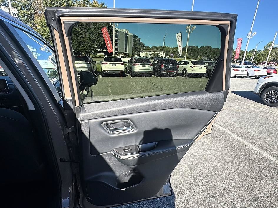 Certified 2025 Nissan Rogue SV AWD/4WD image 5
