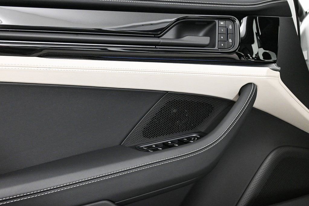 Used 2025 Porsche Panamera image 6