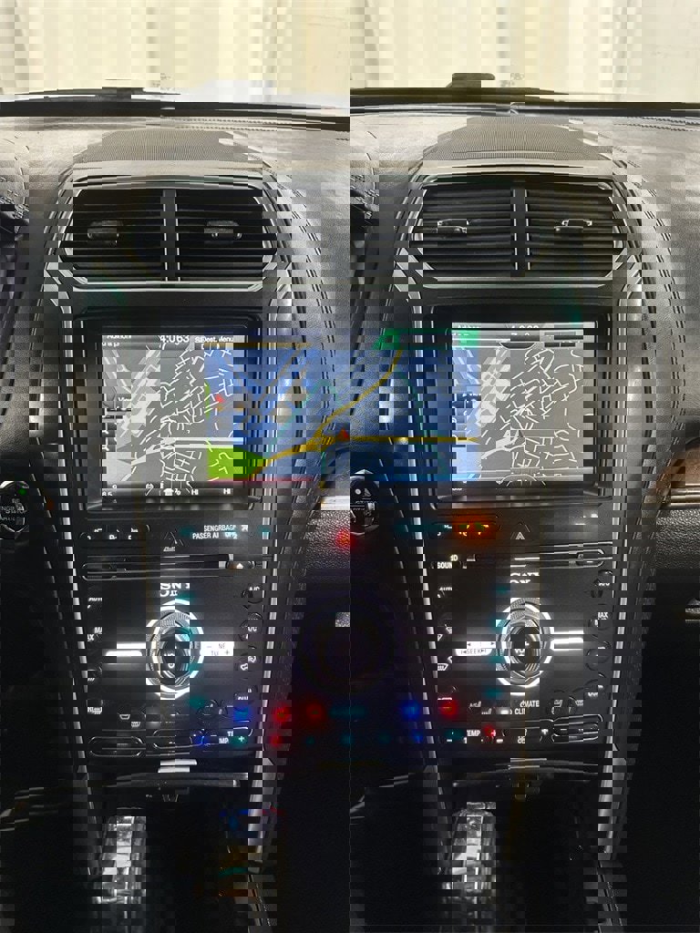 Used 2016 Ford Explorer Platinum image 25