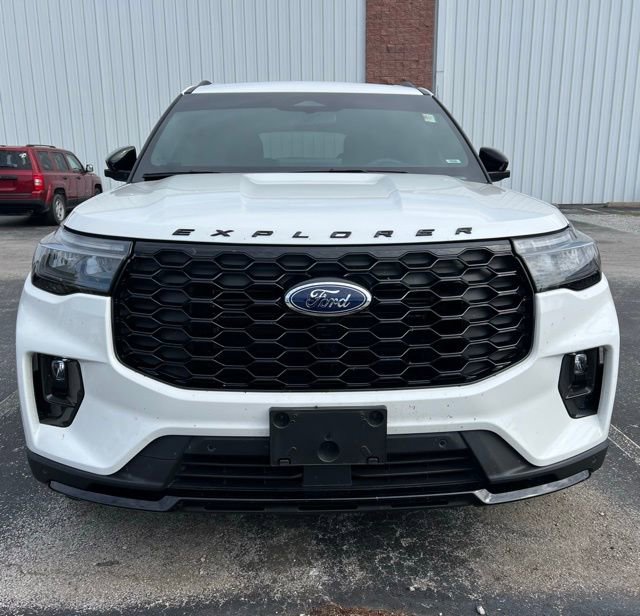 Used 2025 Ford Explorer ST-Line w/ Premium Package image 2