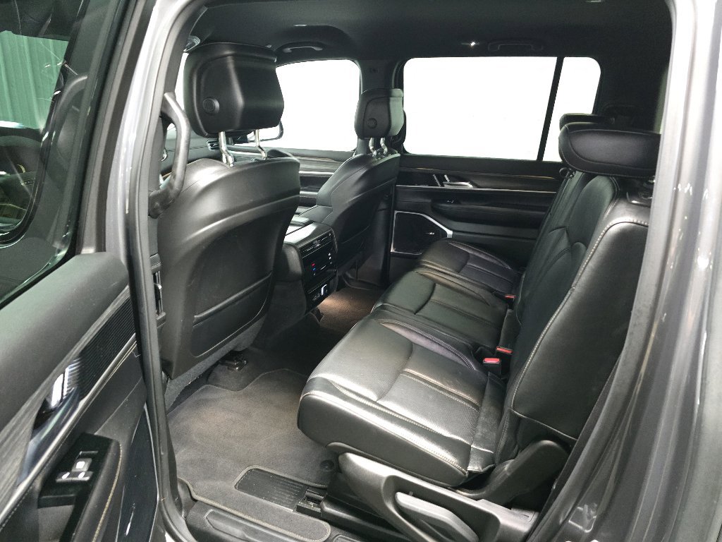 Used 2023 Jeep Wagoneer L Series III w/ Preferred Equipment Group AWD/4WD image 33