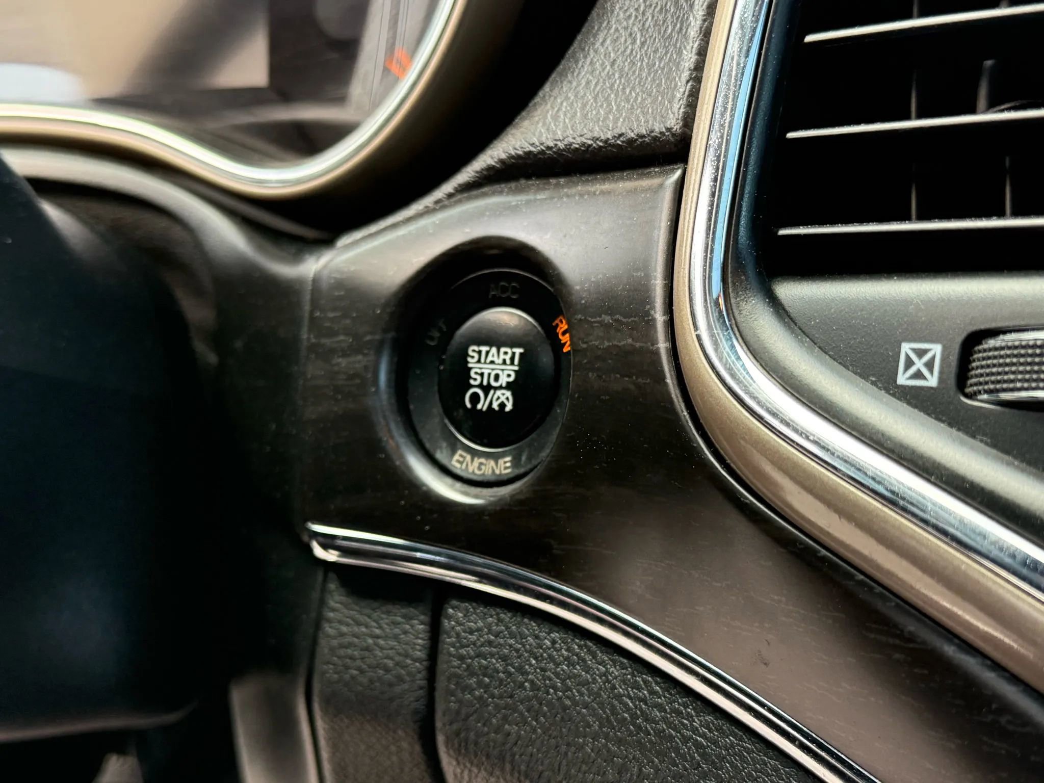 Used 2014 Jeep Grand Cherokee Limited AWD/4WD image 13