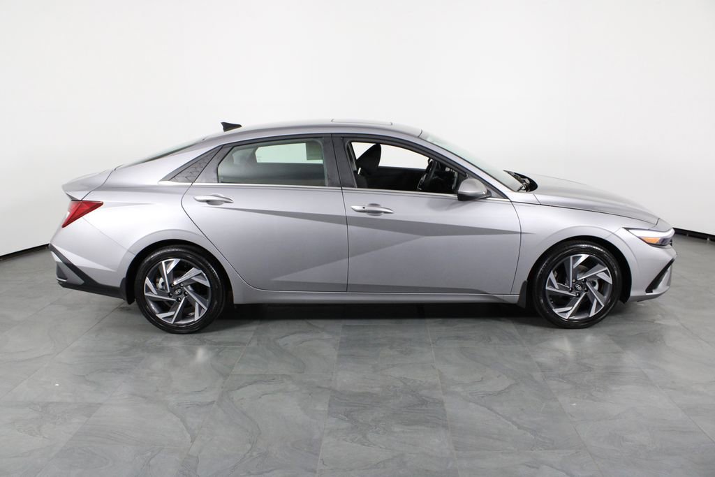 Used 2025 Hyundai Elantra SEL image 14