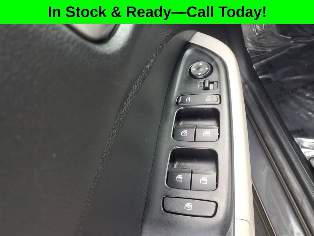 Used 2025 Hyundai Venue SEL image 18