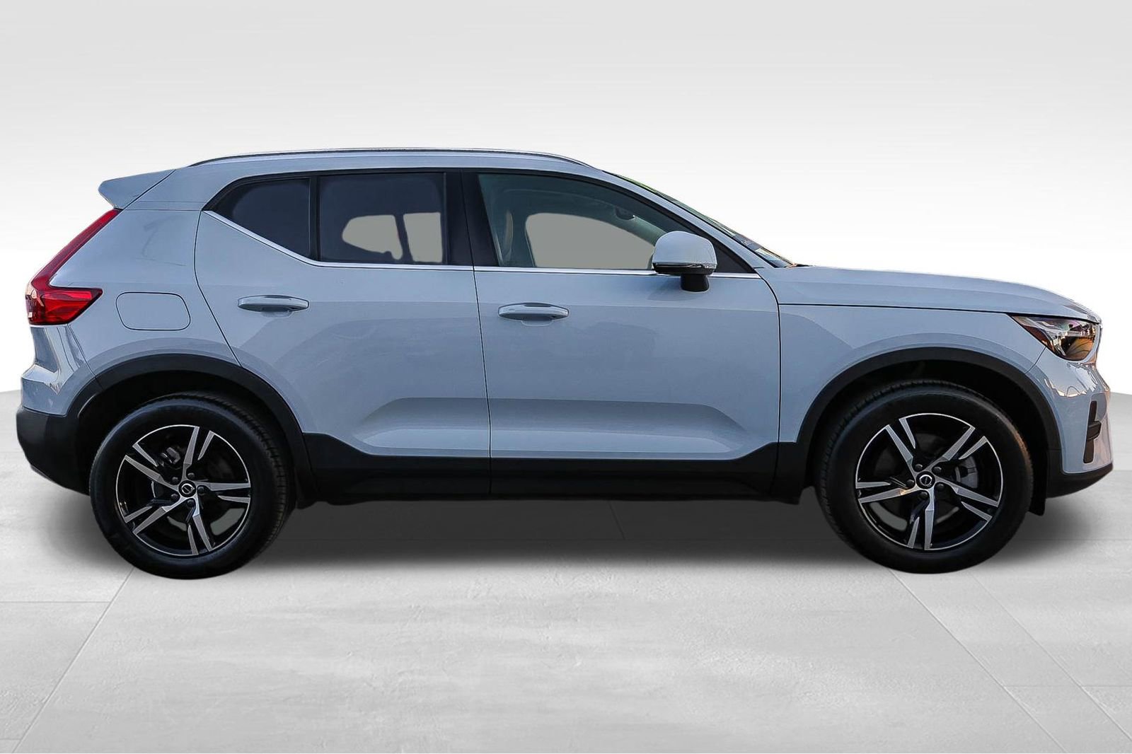 Used 2025 Volvo XC40 B5 Core image 4