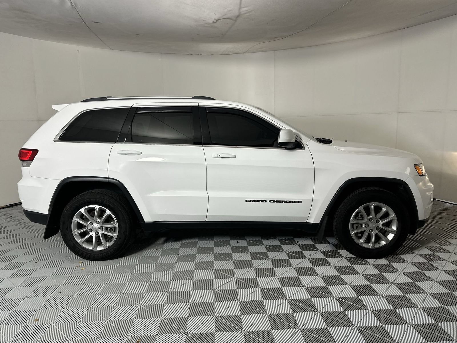 Used 2021 Jeep Grand Cherokee Laredo RWD image 9