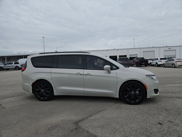 Used 2020 Chrysler Pacifica Touring-L w/ S Appearance Package FWD video 4