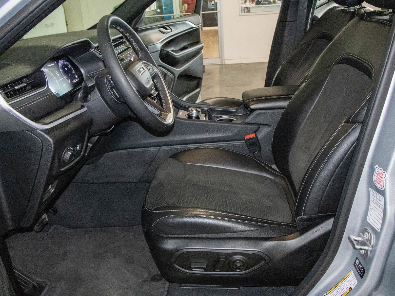 Used 2025 Jeep Grand Cherokee Altitude AWD/4WD image 7