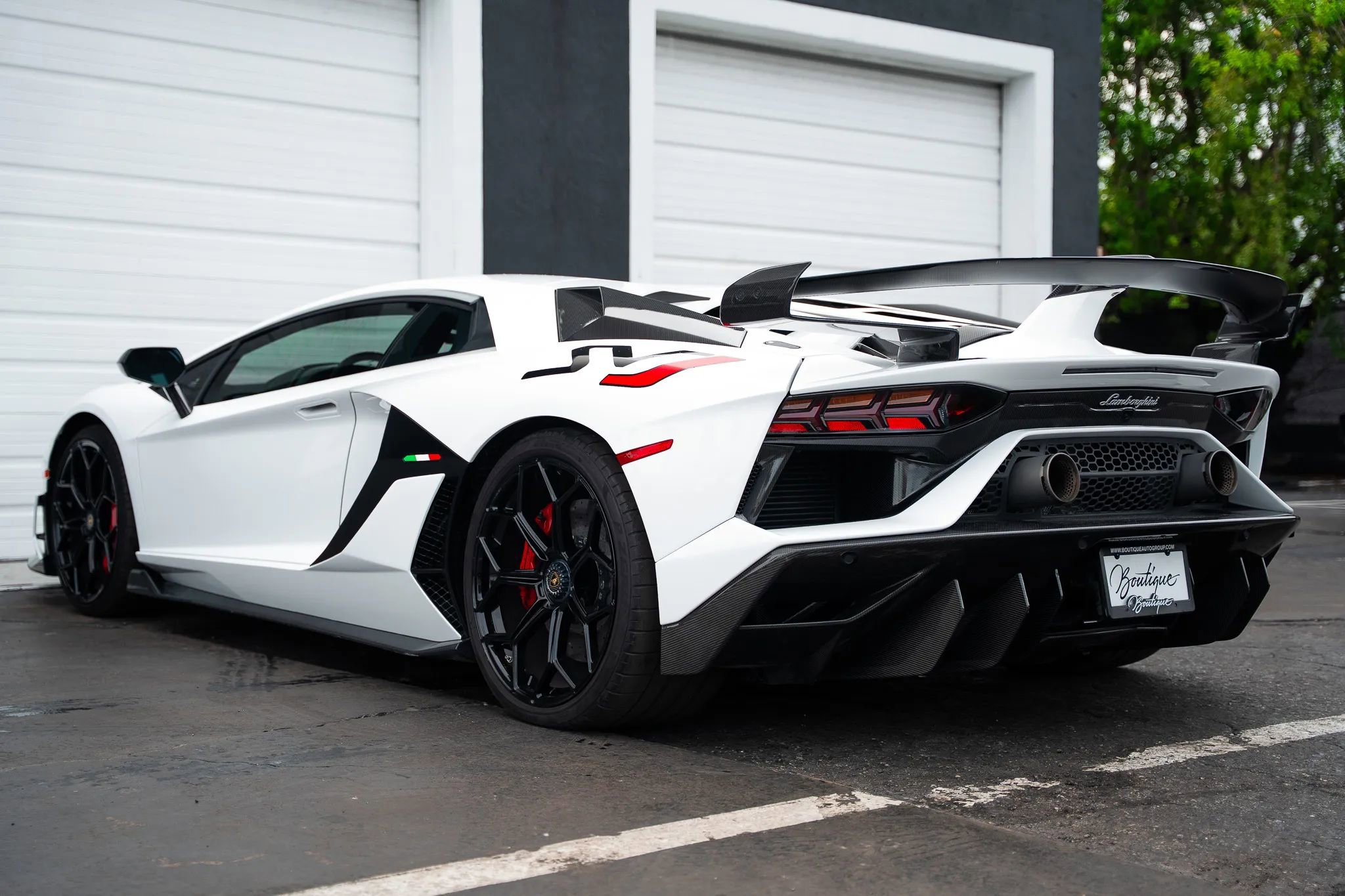 Used 2019 Lamborghini Aventador SVJ AWD/4WD image 4