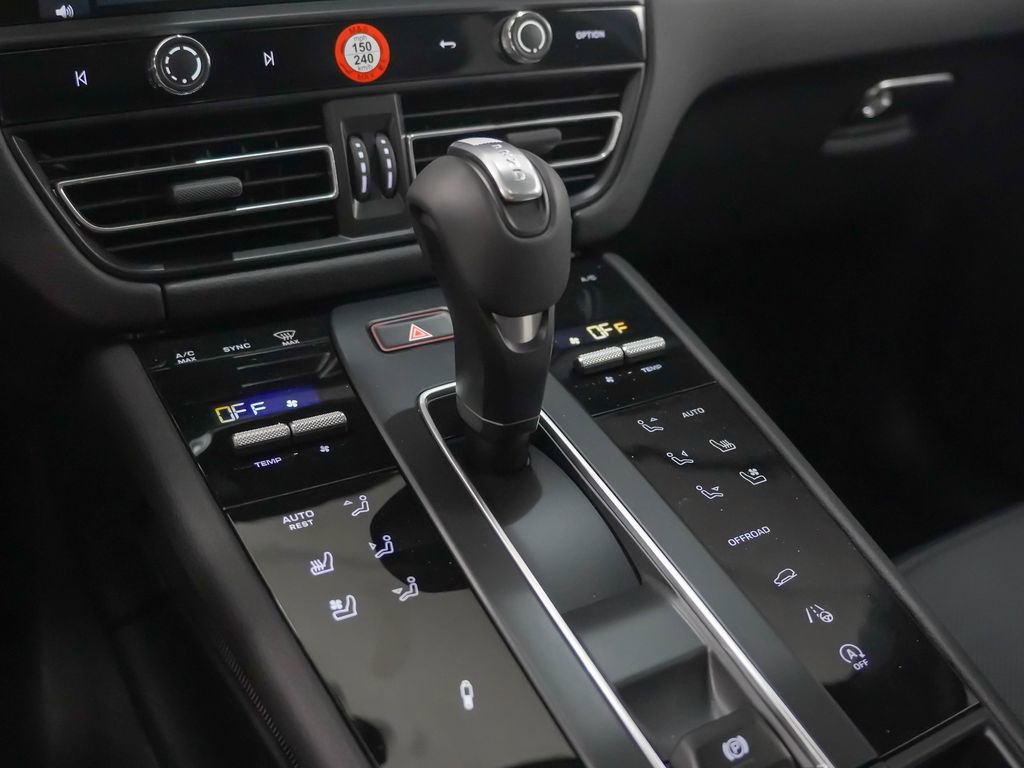 Certified 2025 Porsche Macan Turbo image 33