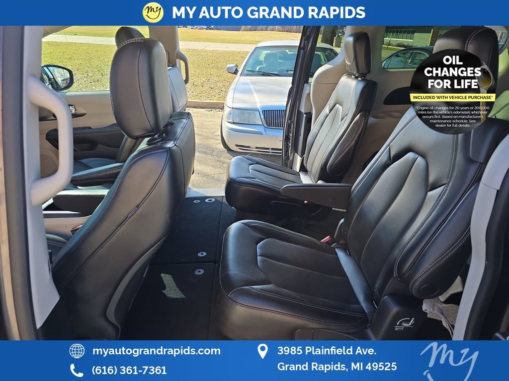 Used 2023 Chrysler Pacifica Touring-L image 25