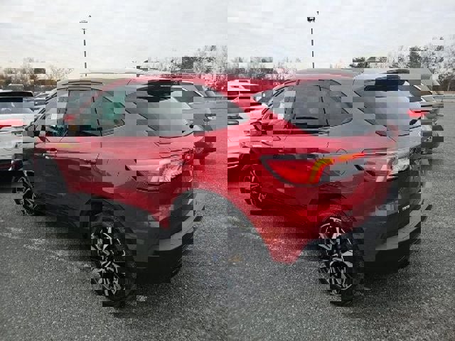 Used 2021 Ford Escape SE w/ SE Sport Appearance Package image 4