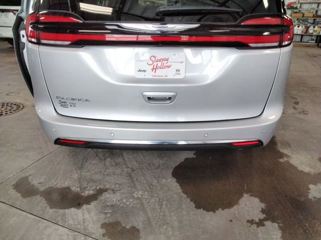 Used 2024 Chrysler Pacifica Touring-L image 15