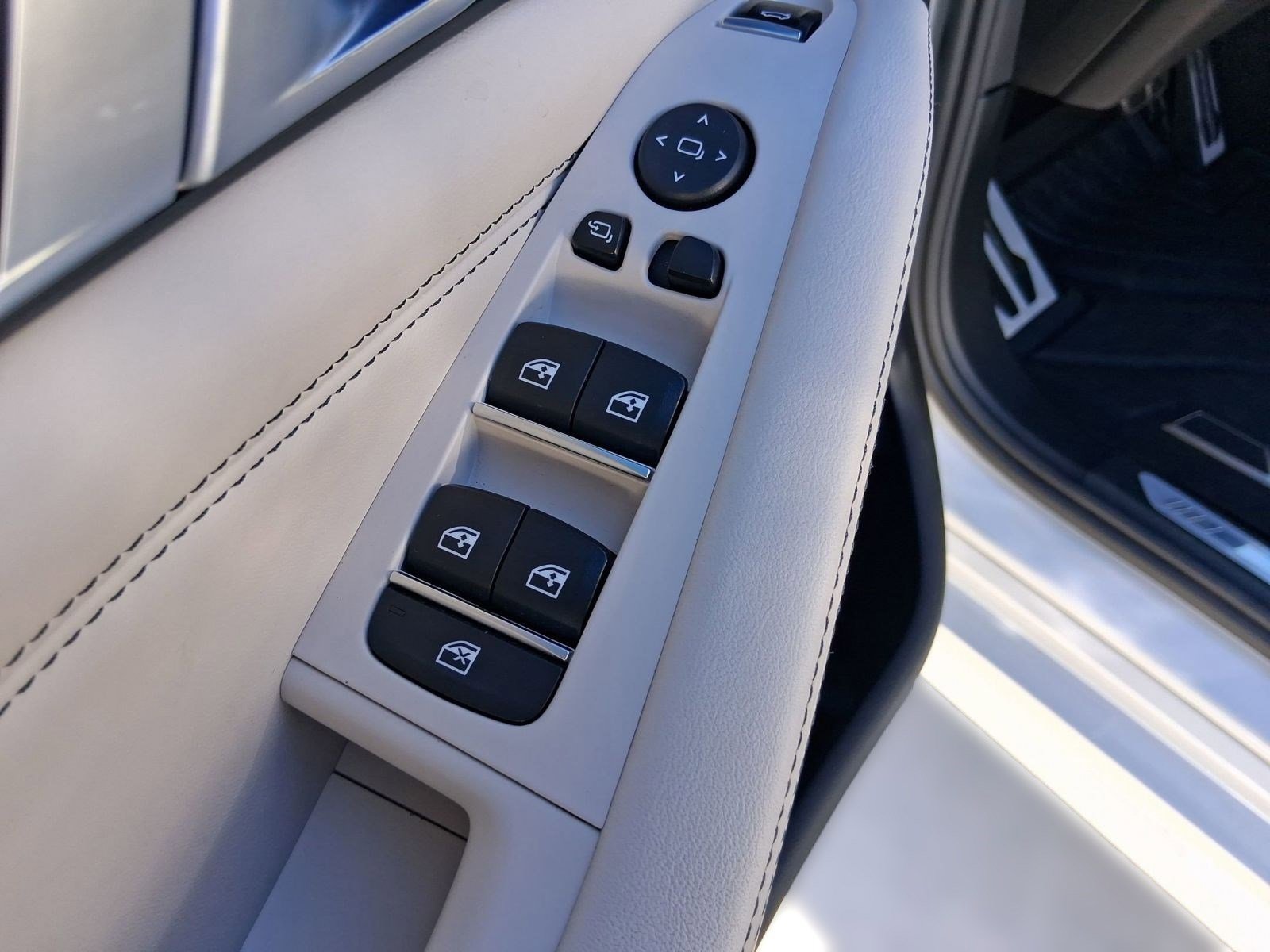 Used 2021 BMW X5 xDrive40i w/ M Sport Package image 21