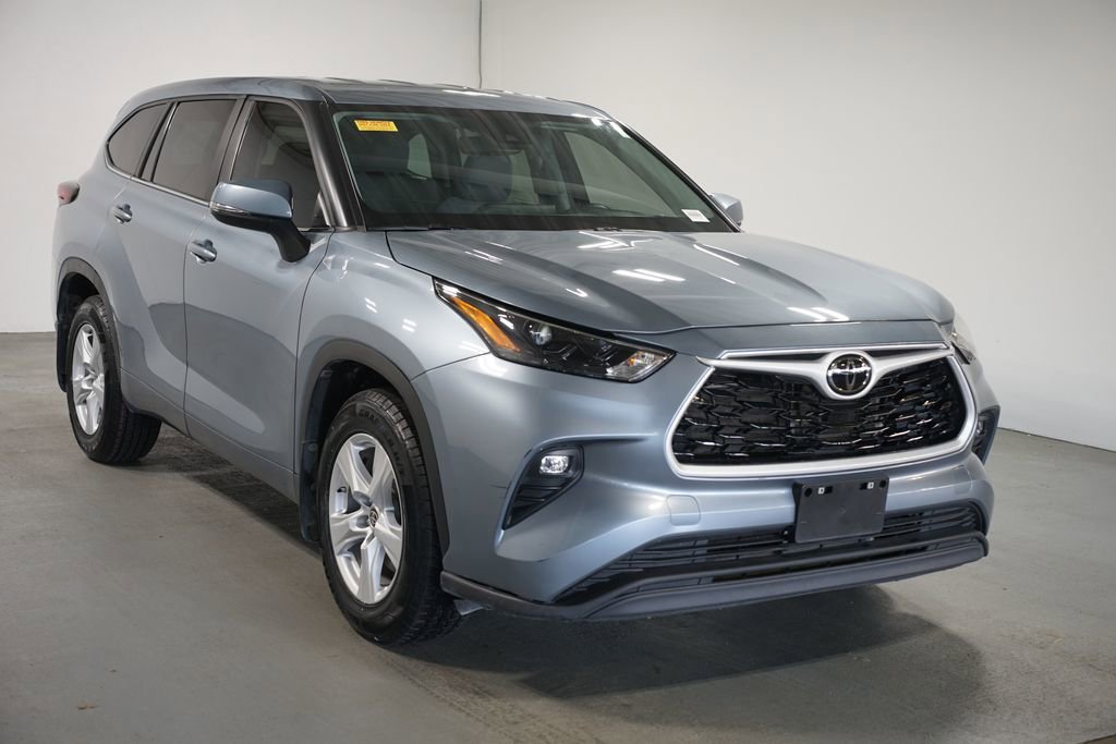 Certified 2024 Toyota Highlander LE image 3