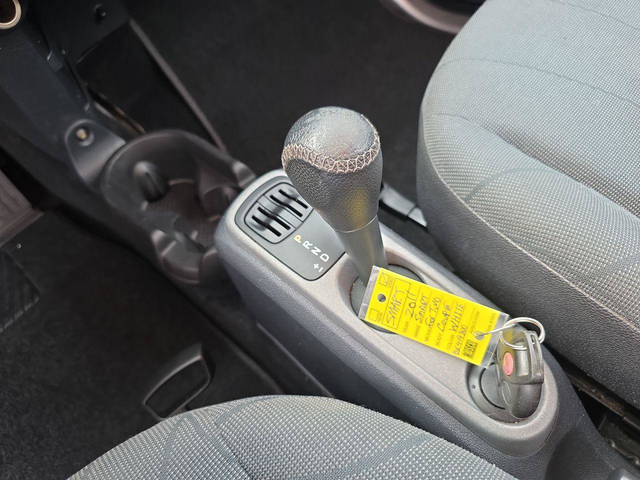 Used 2011 smart fortwo passion RWD image 9
