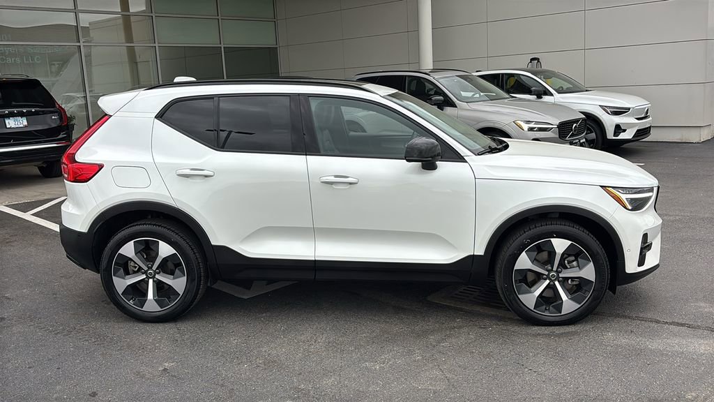 Certified 2026 Volvo XC40 B5 Plus AWD/4WD image 28