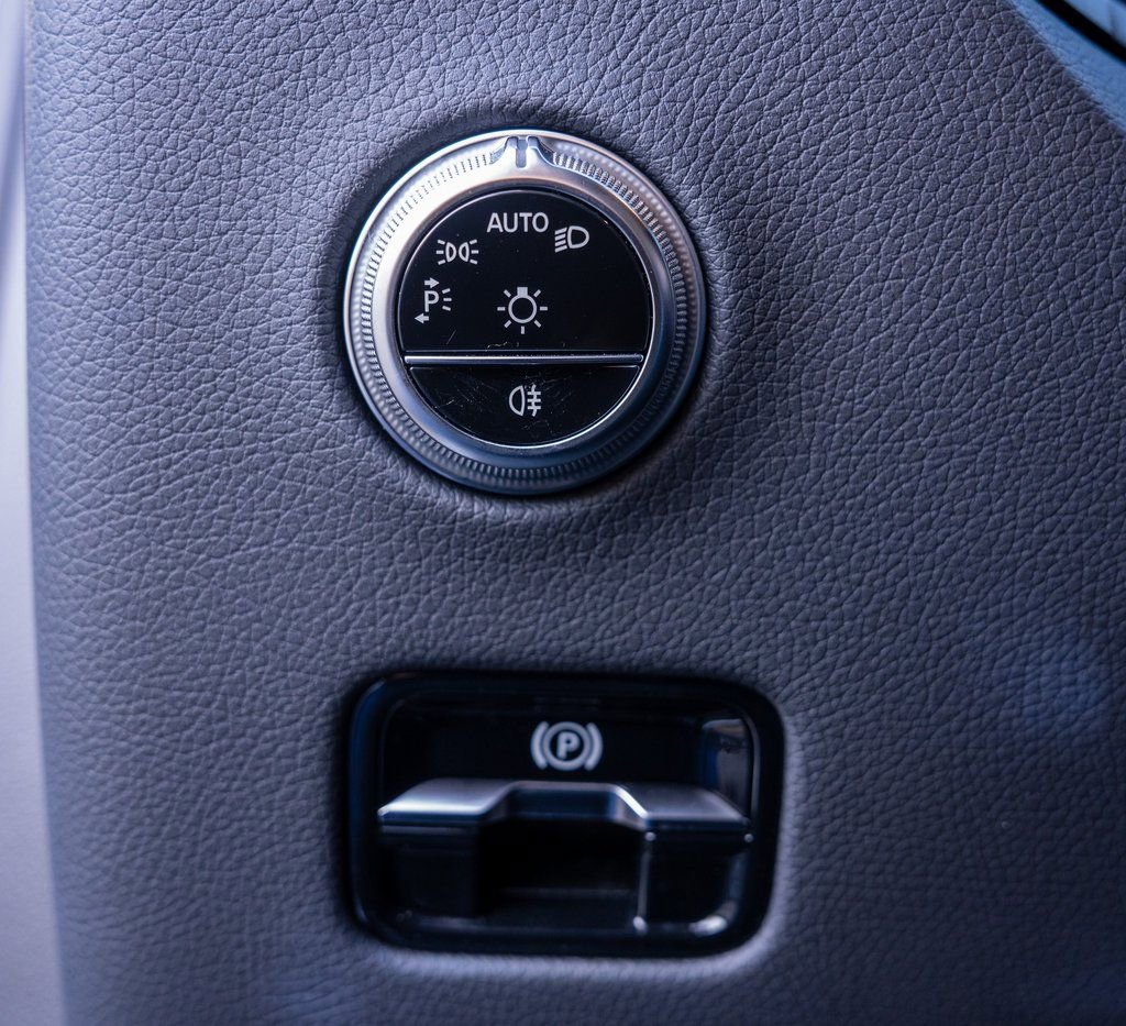 Used 2023 Mercedes-Benz GLC 300 4MATIC w/ Pinnacle Trim Package image 8