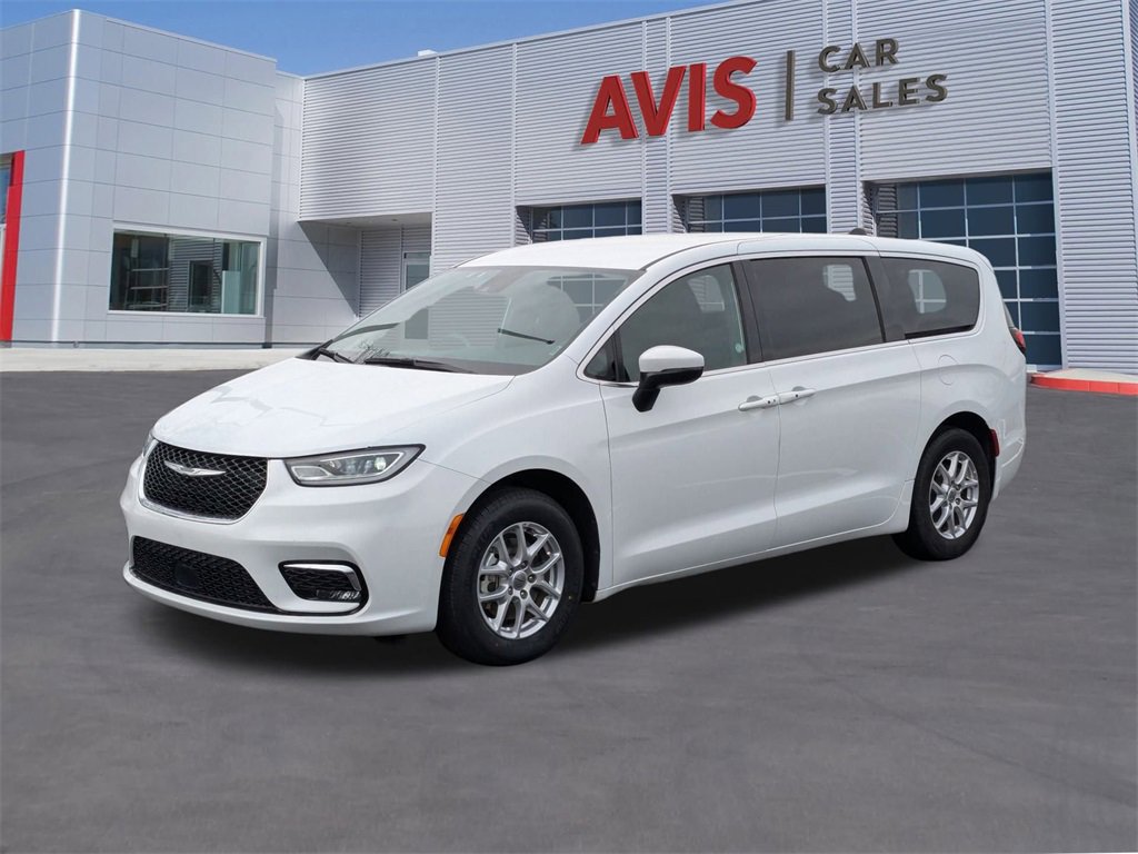 Used 2023 Chrysler Pacifica Touring