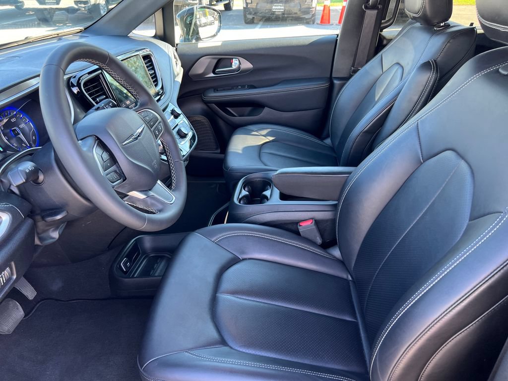 Used 2025 Chrysler Pacifica Select FWD image 12