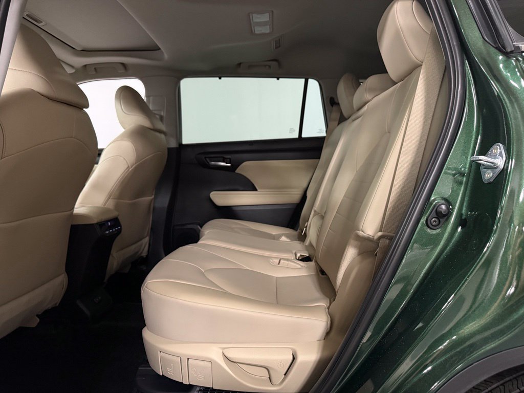 Used 2025 Toyota Highlander XLE AWD/4WD image 10