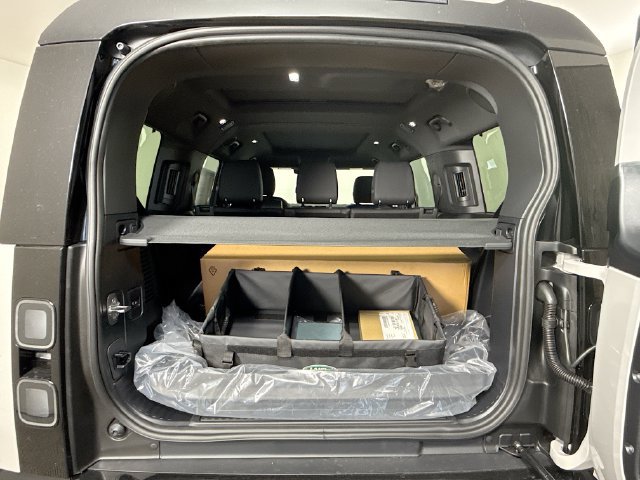 New 2026 Land Rover Defender 130 X-Dynamic SE AWD/4WD image 28