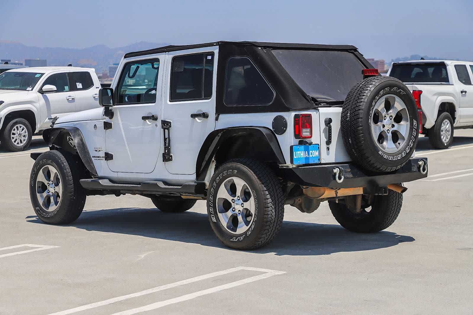 Used 2017 Jeep Wrangler Unlimited Sahara w/ Connectivity Group AWD/4WD image 11
