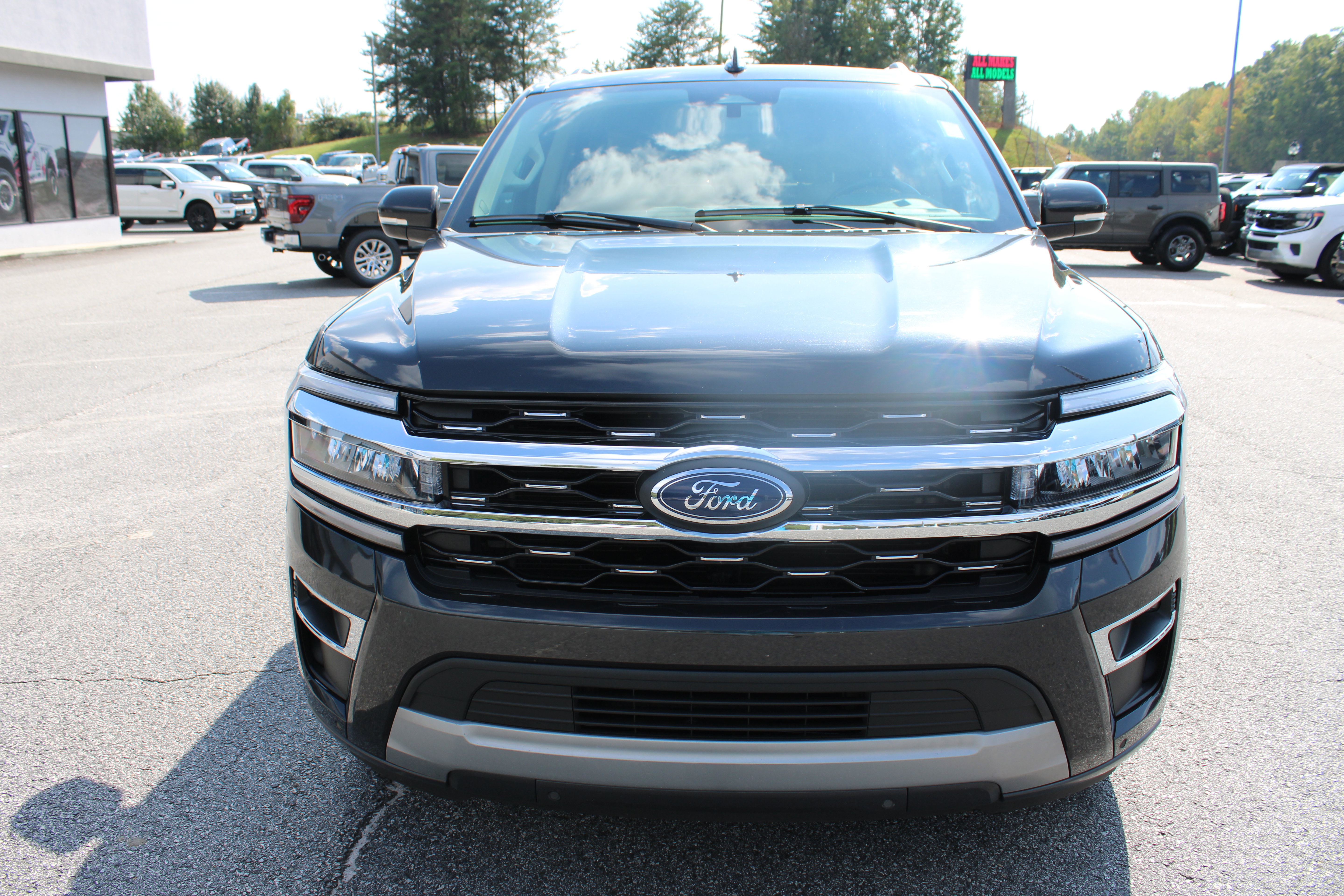 Used 2024 Ford Expedition Limited RWD image 3