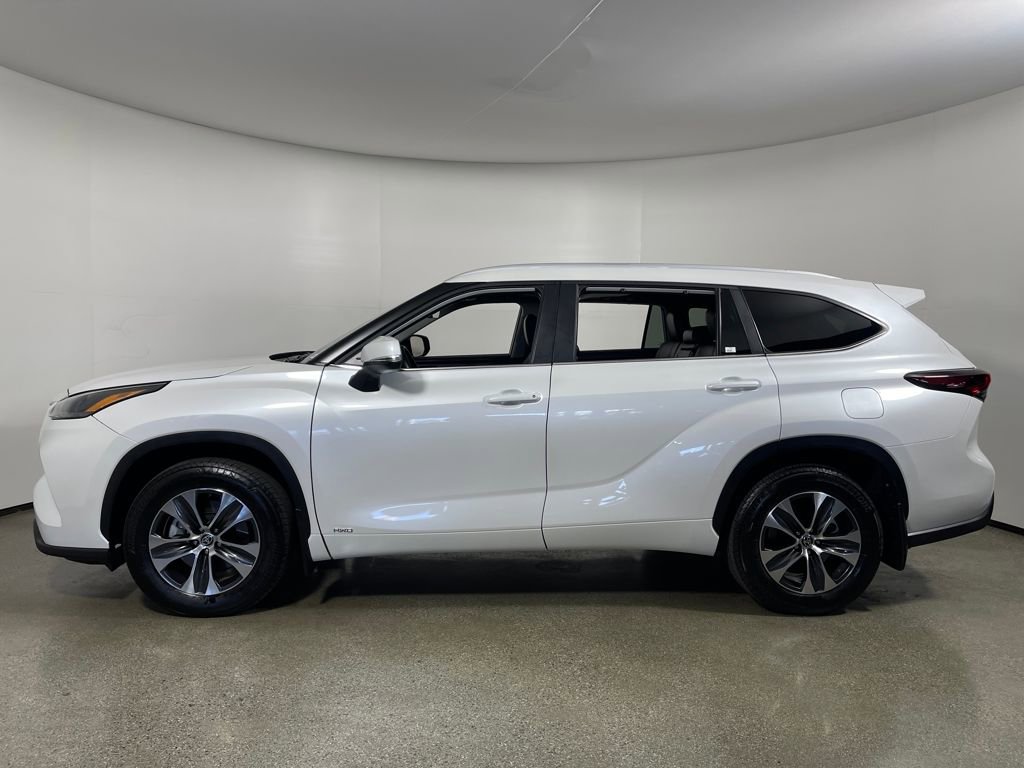 Certified 2025 Toyota Highlander XLE image 6