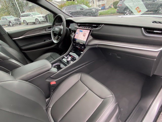 Used 2025 Jeep Grand Cherokee L Limited w/ Luxury Tech Group II AWD/4WD image 23