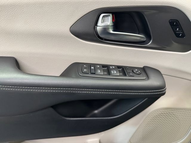 Used 2024 Chrysler Pacifica Touring-L image 26