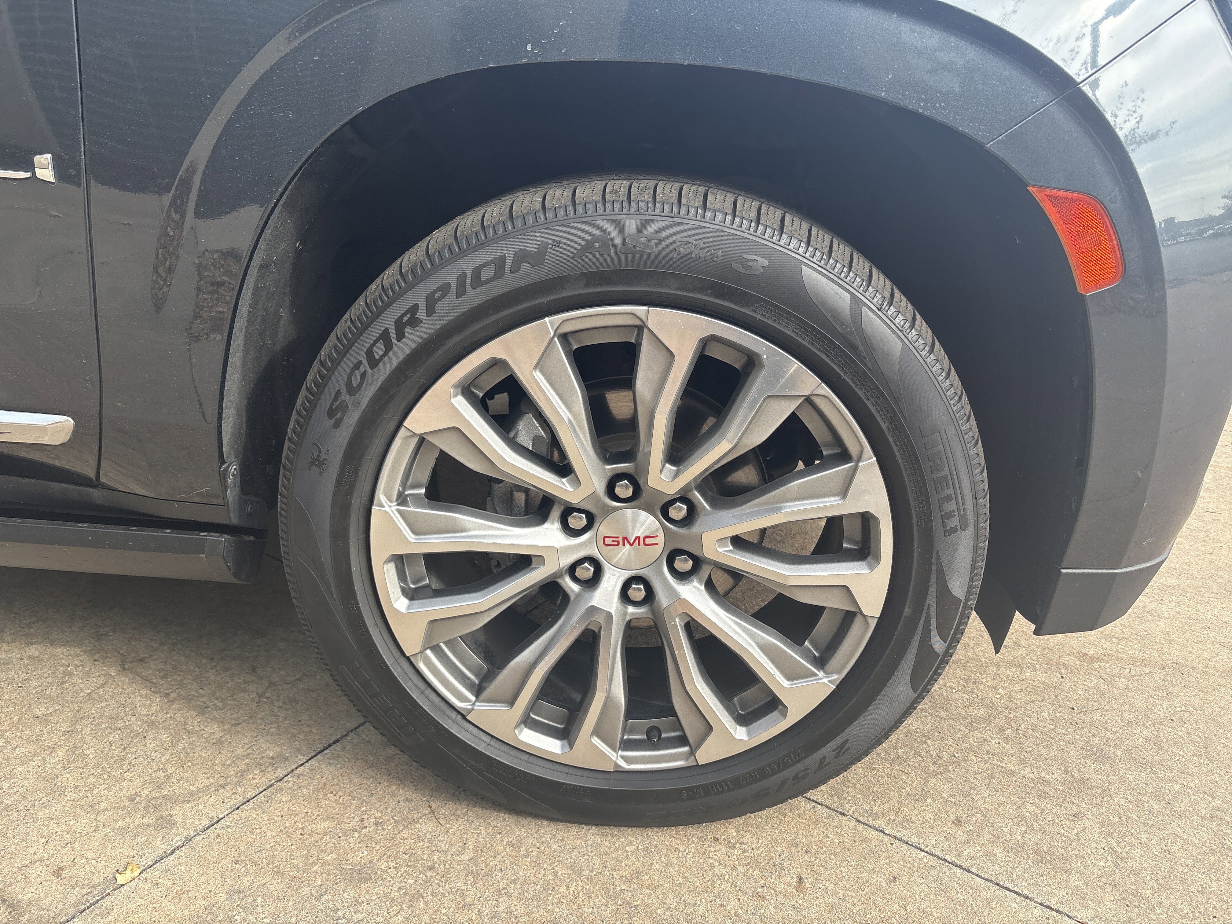 Used 2021 GMC Yukon Denali w/ Denali Premium Package image 13