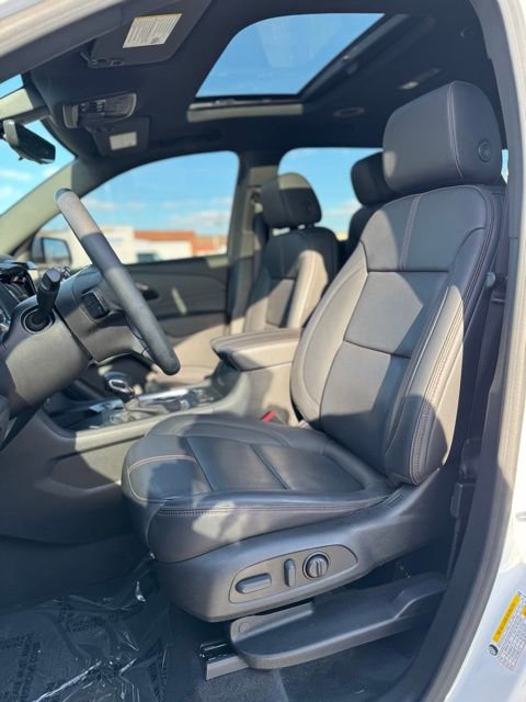 Used 2023 Chevrolet Traverse RS image 14