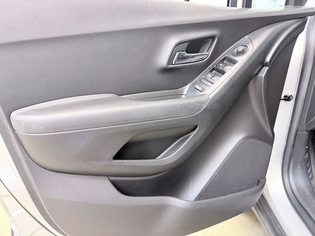 Used 2020 Chevrolet Trax LT w/ LT Convenience Package FWD image 8