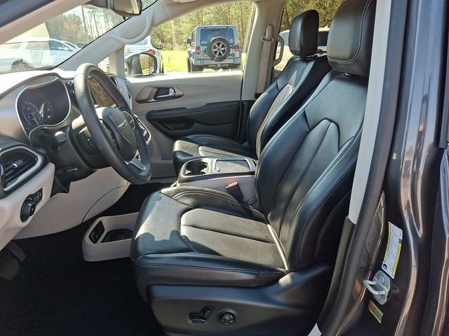 Used 2023 Chrysler Pacifica Touring-L FWD image 14