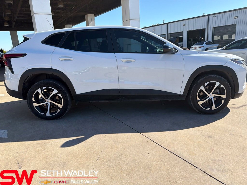 Used 2024 Chevrolet Trax RS FWD image 2