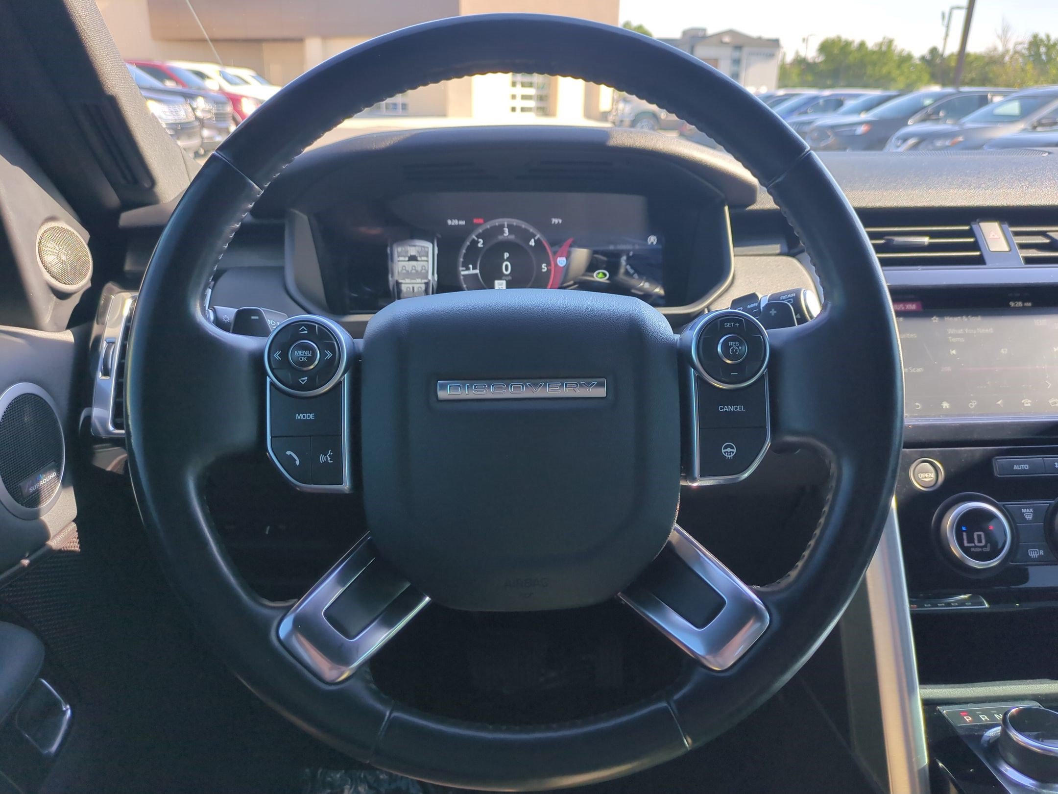 Used 2018 Land Rover Discovery HSE AWD/4WD image 19