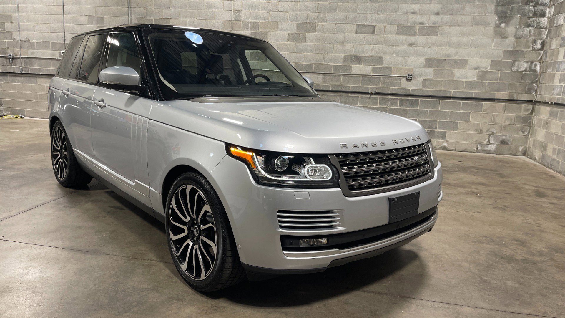 Used 2017 Land Rover Range Rover image 3