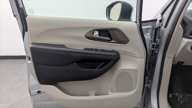 Used 2023 Chrysler Voyager LX FWD image 13