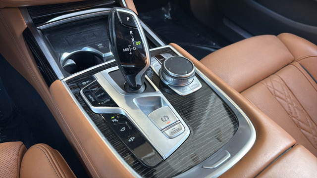 Used 2022 BMW 740i w/ M Sport Package RWD image 20