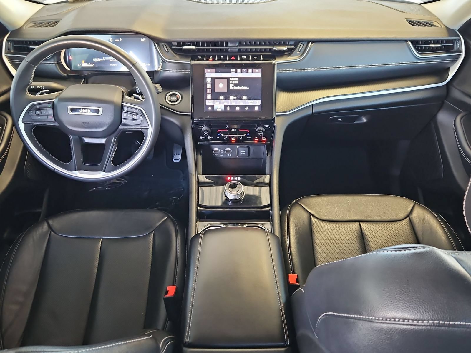 Used 2023 Jeep Grand Cherokee Laredo AWD/4WD image 23