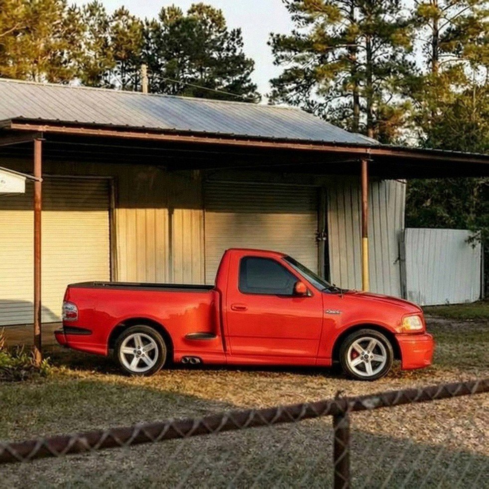 Used 2004 Ford F150 Lightning RWD image 4