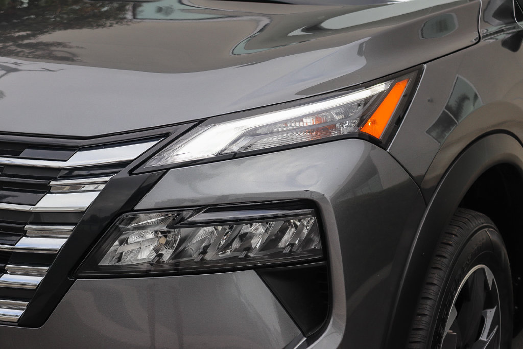 Used 2025 Nissan Rogue SV AWD/4WD image 4