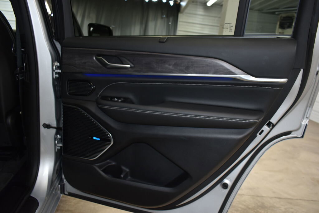 Used 2021 Jeep Grand Cherokee L Overland w/ Luxury Tech Group IV image 38