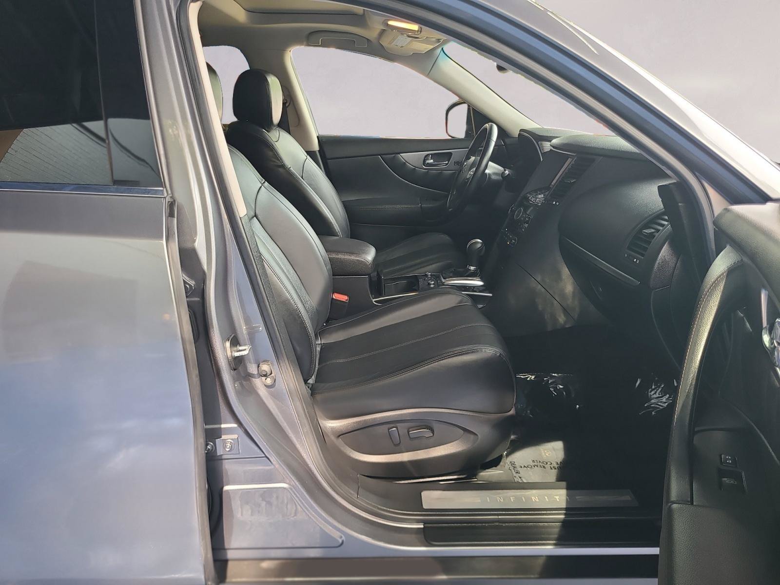 Used 2017 INFINITI QX70 AWD w/ Premium Package image 24